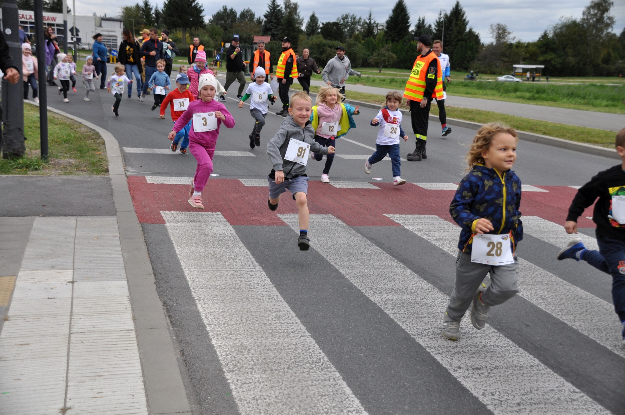 Dzieci biorące udział w Retkińskiej Piątce 2025